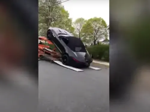 Une voiture de luxe tombe d’un camion en pleine livraison (Vidéo)